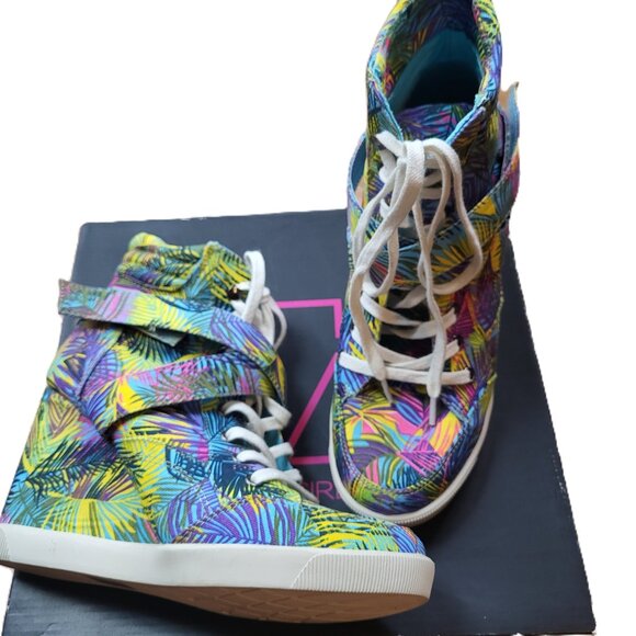 Material Girl Wedge Sneaker NWOT Size 7 Tropical Print Wedge Sneaker - Picture 5 of 12